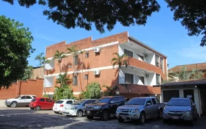 Estacionamiento del Das Heim Hotel en Asunción